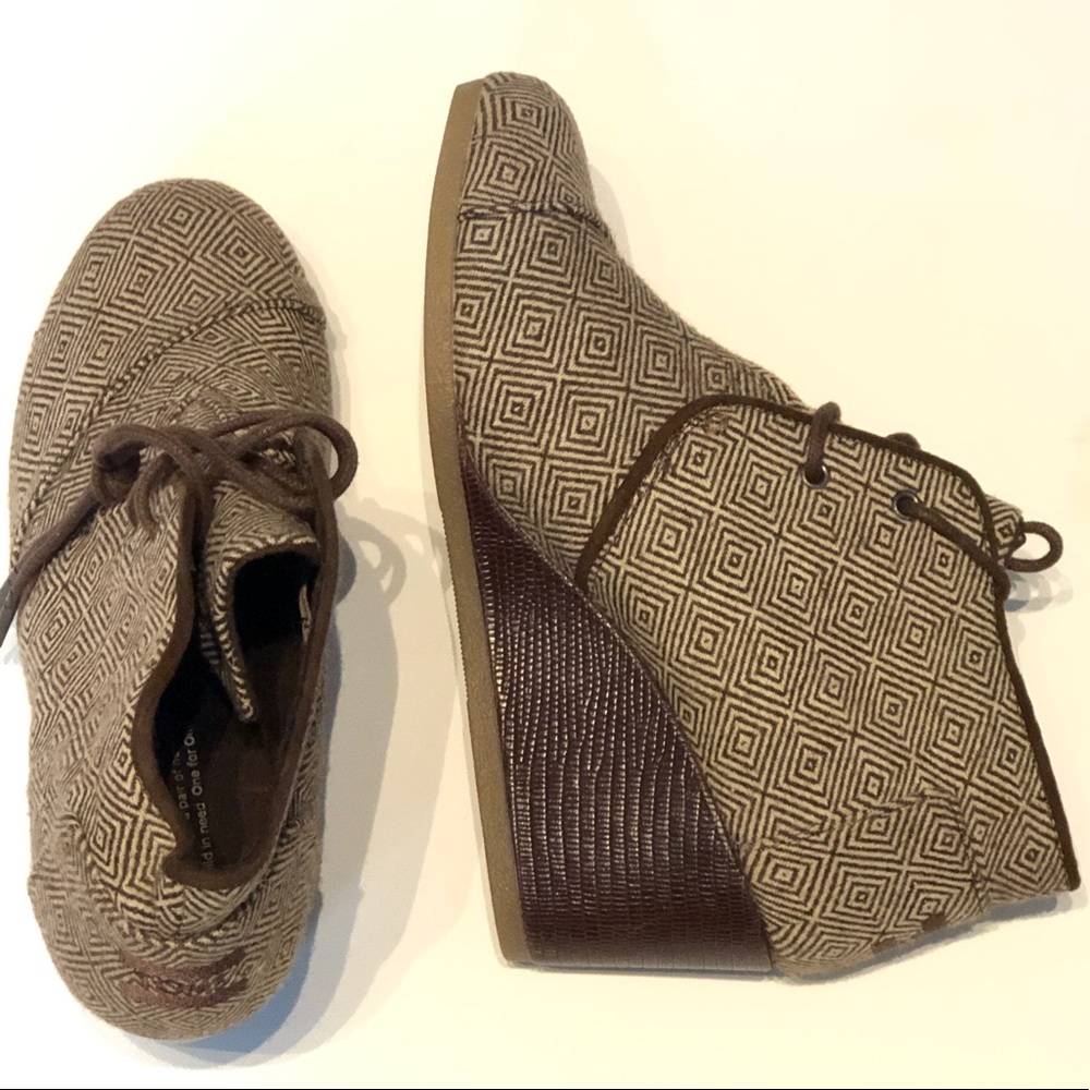 Brown atoms Wedge
